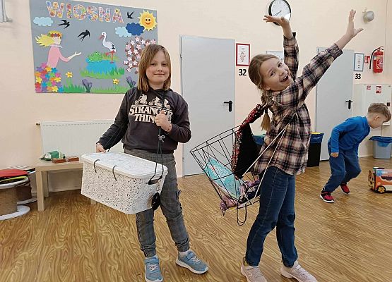 uczniowie bez plecaków