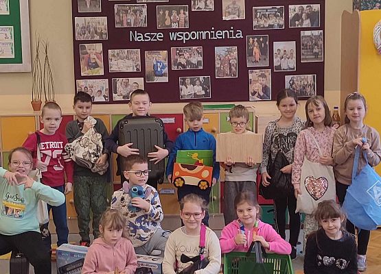 uczniowie bez plecaków