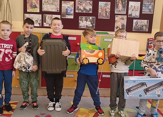 uczniowie bez plecaków