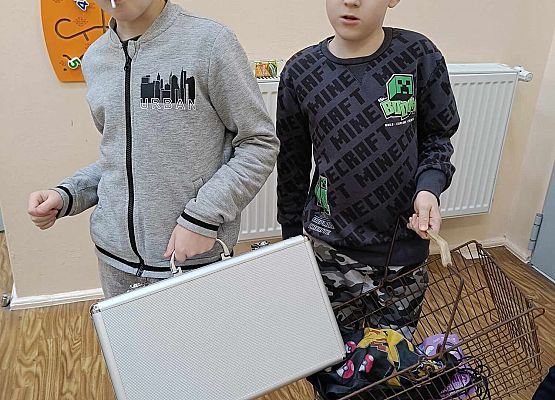 uczniowie bez plecaków