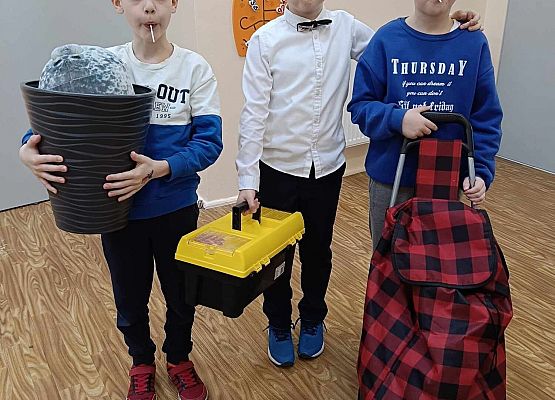 uczniowie bez plecaków