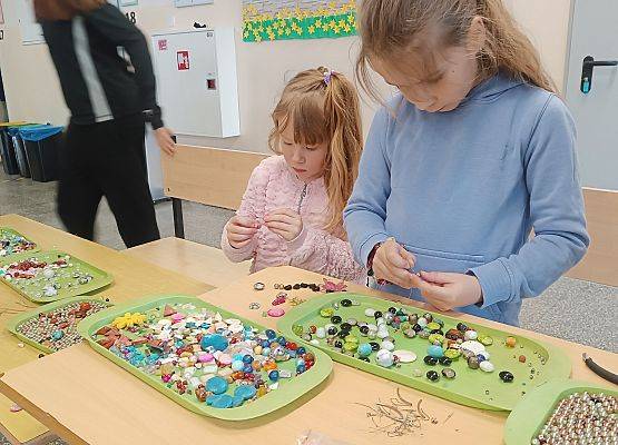 dziewczynki wykonują biżuterię