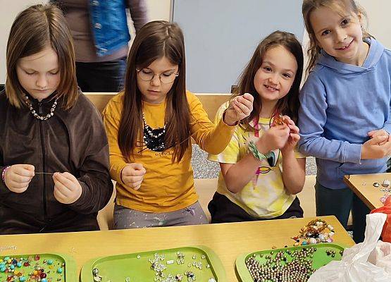 uczniowie podczas warsztatów ekologicznych