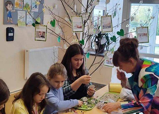 uczniowie podczas warsztatów ekologicznych