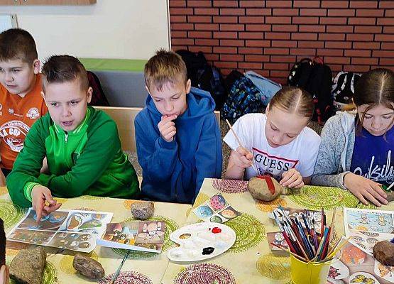 uczniowie podczas warsztatów ekologicznych