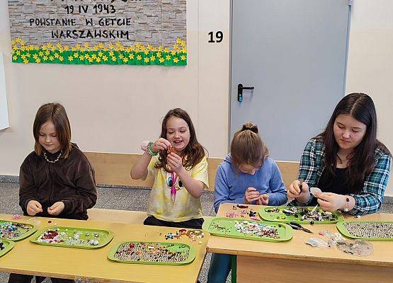 uczniowie podczas warsztatów ekologicznych