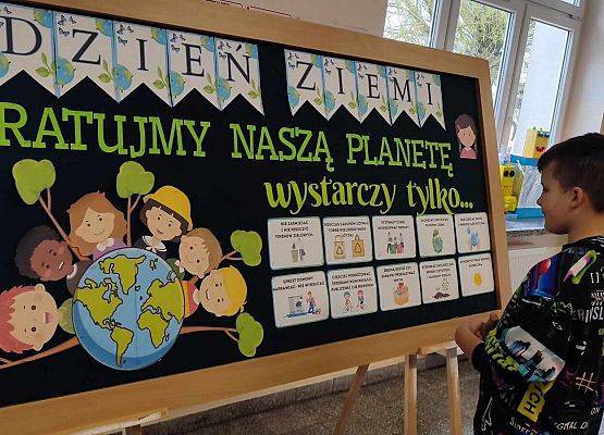 chłopiec ogląda tablicę informacyjną