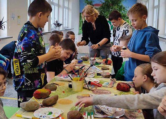 uczniowie podczas warsztatów ekologicznych