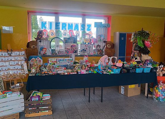 uczniowie podczas kiermaszu