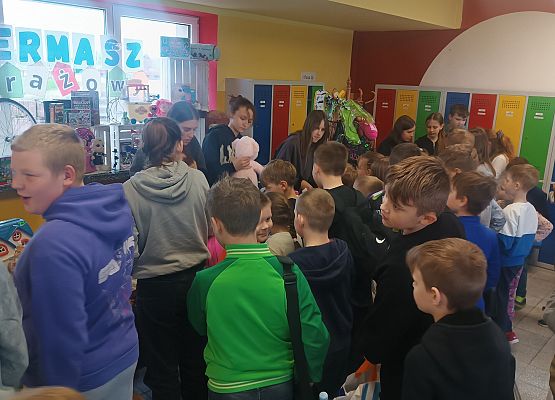 uczniowie podczas kiermaszu
