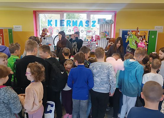 uczniowie podczas kiermaszu