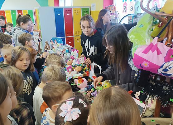 uczniowie podczas kiermaszu