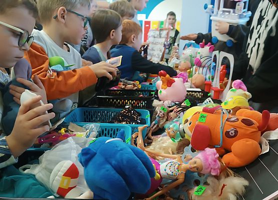 uczniowie podczas kiermaszu