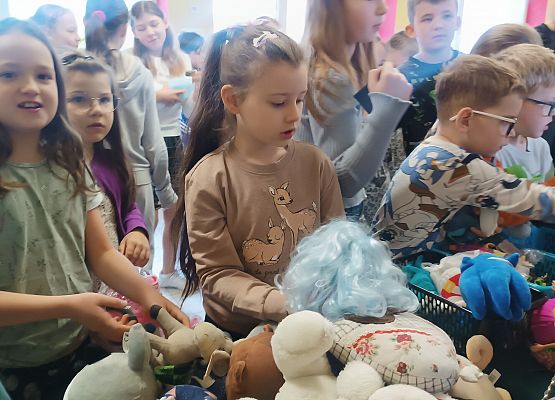 uczniowie podczas kiermaszu