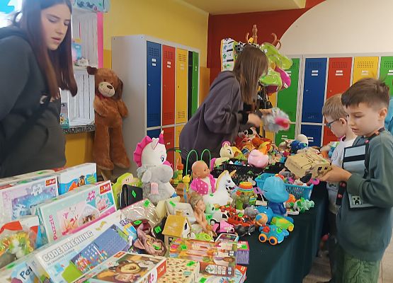 uczniowie podczas kiermaszu