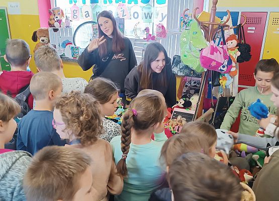 uczniowie podczas kiermaszu