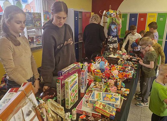 uczniowie podczas kiermaszu