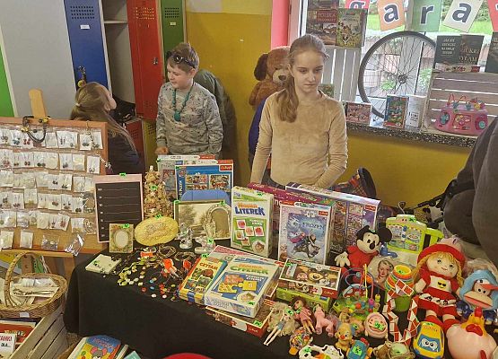 uczniowie podczas kiermaszu