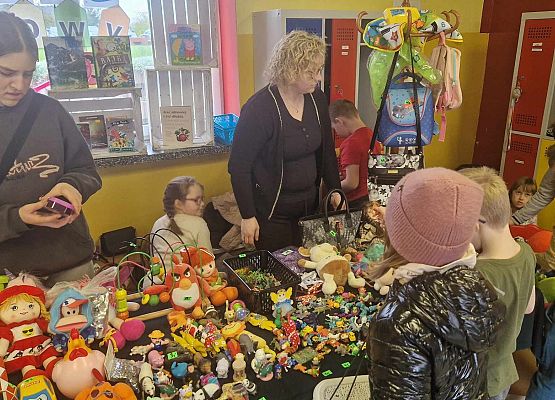 uczniowie podczas kiermaszu