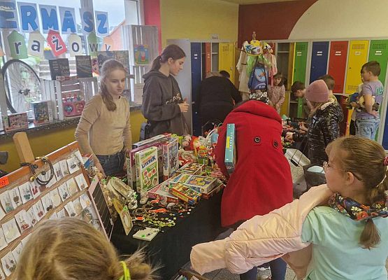 uczniowie podczas kiermaszu