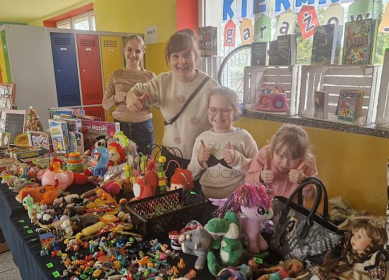 uczniowie podczas kiermaszu