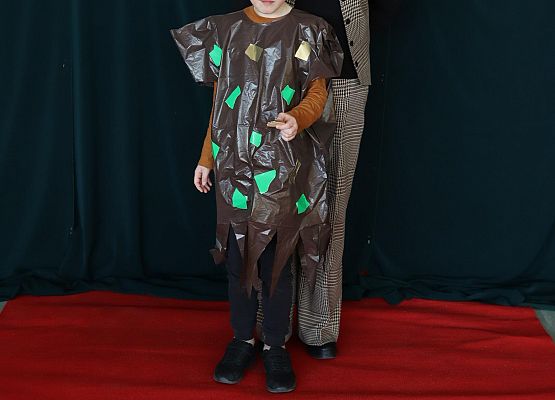 uczniowie podczas pokazu mody ekologicznej