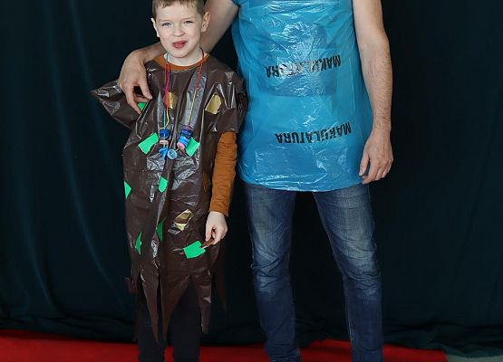 uczniowie podczas pokazu mody ekologicznej