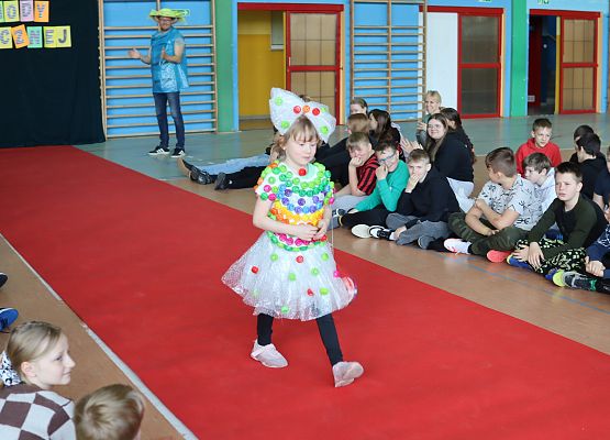 uczniowie podczas pokazu mody ekologicznej