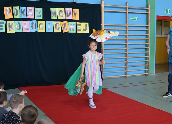 uczniowie podczas pokazu mody ekologicznej