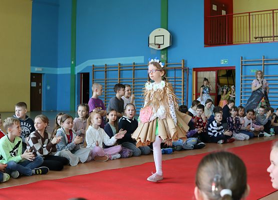 uczniowie podczas pokazu mody ekologicznej