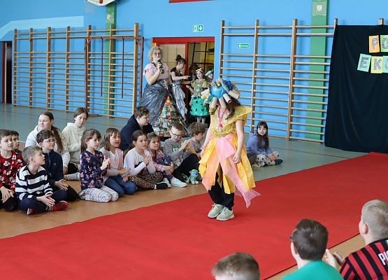 uczniowie podczas pokazu mody ekologicznej