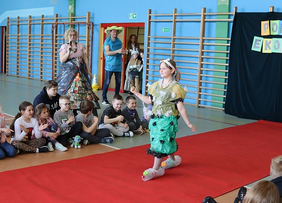 uczniowie podczas pokazu mody ekologicznej