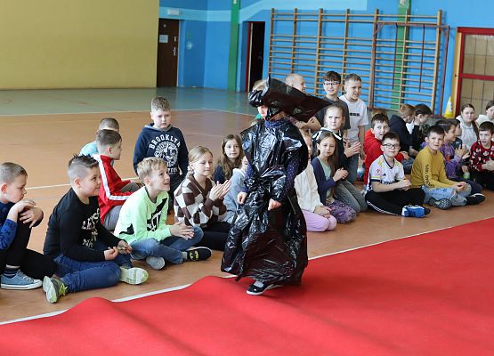 uczniowie podczas pokazu mody ekologicznej