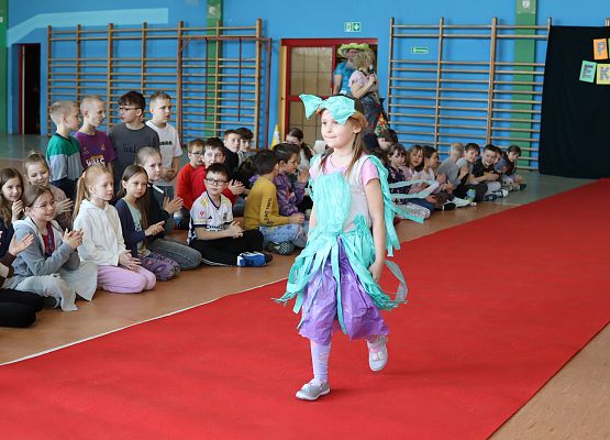 uczniowie podczas pokazu mody ekologicznej