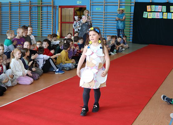 uczniowie podczas pokazu mody ekologicznej