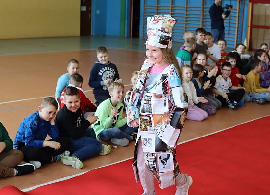 uczniowie podczas pokazu mody ekologicznej