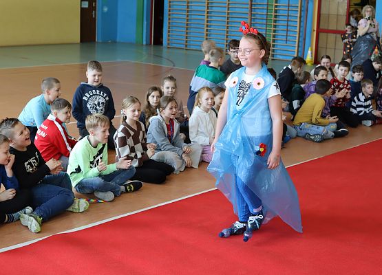 uczniowie podczas pokazu mody ekologicznej