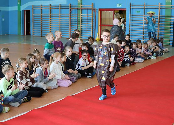 uczniowie podczas pokazu mody ekologicznej