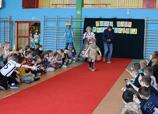 uczniowie podczas pokazu mody ekologicznej