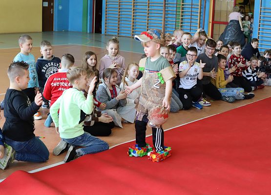 uczniowie podczas pokazu mody ekologicznej