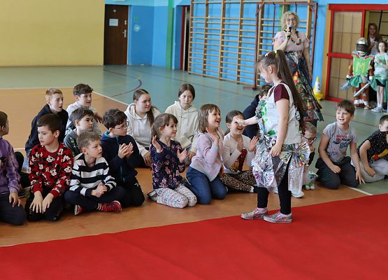 uczniowie podczas pokazu mody ekologicznej