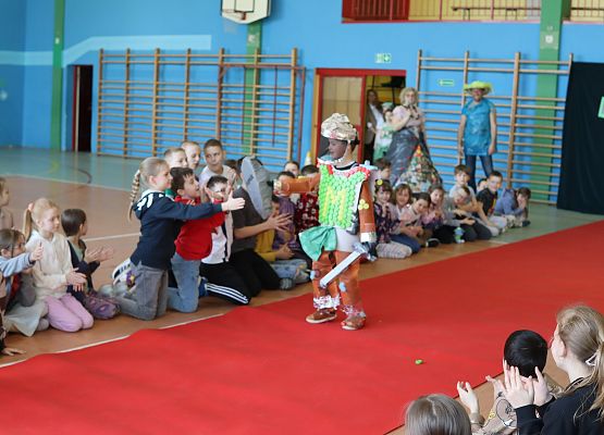 uczniowie podczas pokazu mody ekologicznej