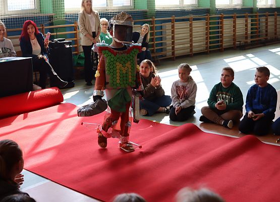 uczniowie podczas pokazu mody ekologicznej