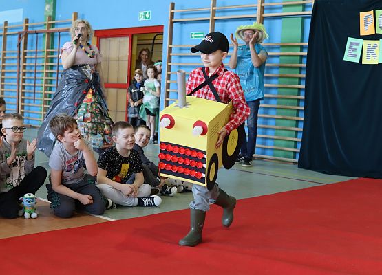 uczniowie podczas pokazu mody ekologicznej