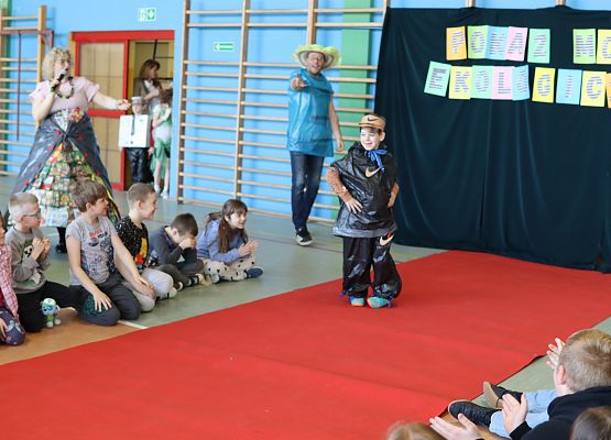 uczniowie podczas pokazu mody ekologicznej