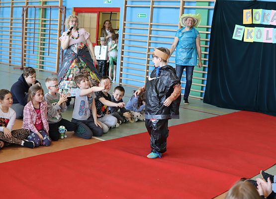 uczniowie podczas pokazu mody ekologicznej