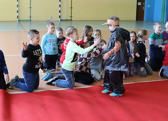 uczniowie podczas pokazu mody ekologicznej