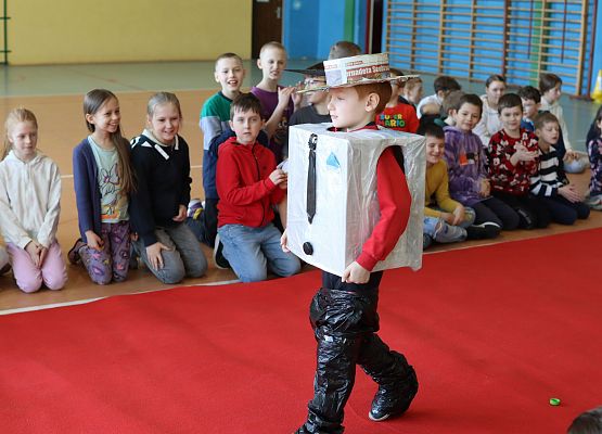 uczniowie podczas pokazu mody ekologicznej