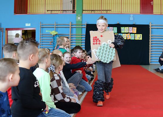 uczniowie podczas pokazu mody ekologicznej