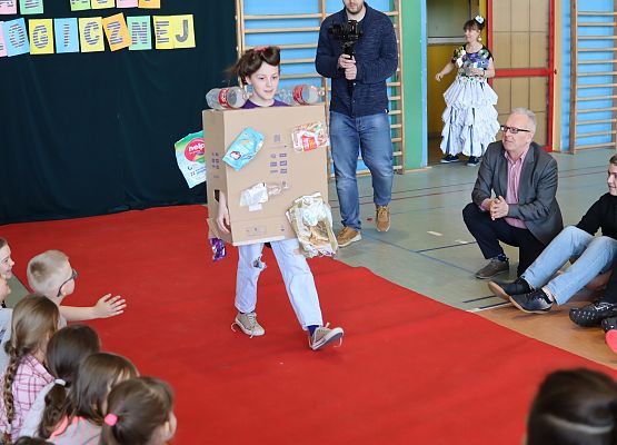 uczniowie podczas pokazu mody ekologicznej